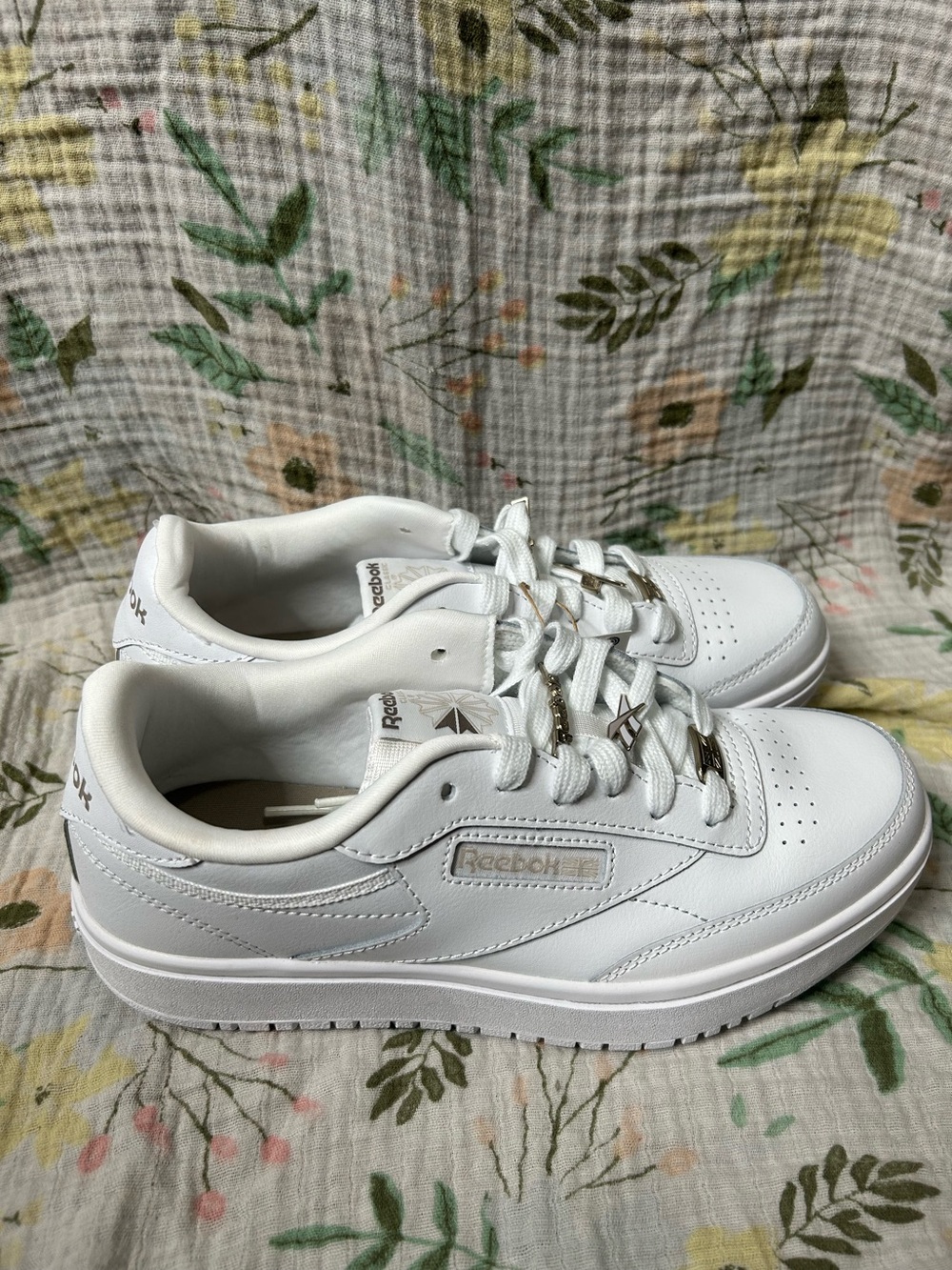 Reebok Club C Double Tennis Shoes White with Metal Shoe Lace Charms Juniors - Picture 3 of 8